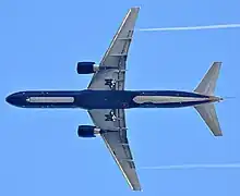 Vue du dessous d'un avion de ligne à réacteurs.
