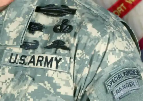 Ranger Tab (version tissu) porté en dessous du Special Forces Tab.