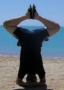 Variante du poirier dont la position des pieds est similaire à Baddha Konasana&nbsp;(en)