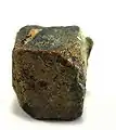 Rutherfordine sur uraninite, Morogoro, Tanzanie, 0.9 x 0.8 x 0.7 cm