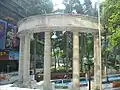 Les six piliers de l'ancienne gare aujourd'hui exposés au jardin du centenaire du conseil urbain.