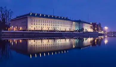 Budynek Urzędu Wojewódzkiego we Wrocławiu&nbsp;(pl), un bâtiment administratif de l'époque allemande, inspiré du bâtiment nazi Neue Reichskanzlei à Berlin. Mars 2016.