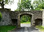 La « porte de France », vestige de l'ancien château d'Usson, vue prise depuis l'intérieur.