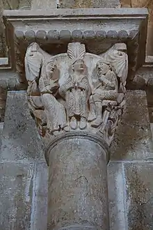 Chapiteau à l'intérieur de la basilique de Vézelay montrant le moine Eugène (sainte Eugénie) découvrant ses seins.