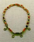 Collier en or et pierres semi-précieuses (cornaline, lapis-lazuli, agate) provenant de la tombe no&nbsp;20.