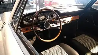 Tableau de bord d'une Porsche 911 de 1965.