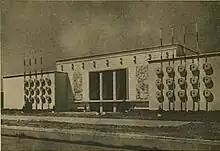 Une façade d'un pavillon de l'exposition