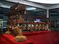 Orchestre du marquis Yi de Zeng . Bois et bronze, poids total 2&nbsp;500&nbsp;kg. Début des « Royaumes combattants ». Wuhan, Musée de la province du Hubei