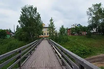 Pont au-dessus d'un ravin menant à la rédaction du journal local