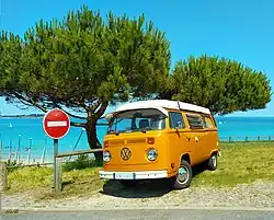 VW Combi T2 Westfalia Campmobile couleur "Chrome Yellow", avec un toit Pop Top, à Lancieux.
