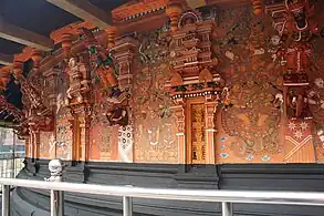 Peintures murales et sur les aisseliers de bois du sanctuaire circulaire. Temple de Vaikom. XVIe&nbsp;siècle
