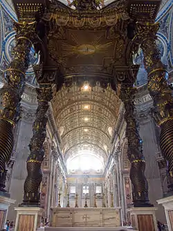 vue rapprochée du baldaquin et du maître autel de la basilique