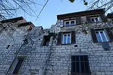 Les remparts sont complètement intégrés dans la façade des immeubles.