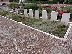 Les tombes de guerre au cimetière communal.