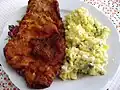 Escalope de porc panée et salade de pommes de terre.