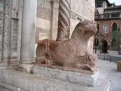 Griffon du portail ouest.