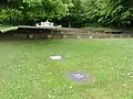 La partie haute du cimetière, avec au fond le monument de la 50e&nbsp;division d'infanterie