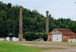 Vestiges des installations industrielles. Cheminées des forges.