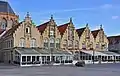 Maisons en brique jaune (typique d'une partie de la Flandre occidentale) sur la Grande place de Furnes.