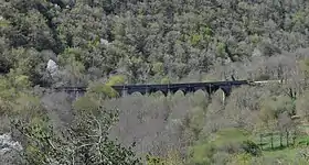 Le viaduc est peu visible dans la forêt (image au printemps 2015).