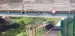 Tag « Honte aux collabos » sur un ouvrage de chantier.