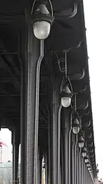 À gauche, vue générale en direction du 16e arrondissement ; au centre, sous le viaduc ; à droite, rangée de luminaires Art déco.