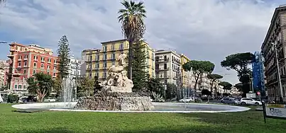 La place en direction de Viale Gramsci