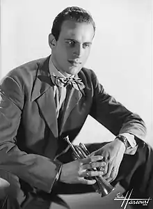 Sur cette photo en noir et blanc, Boris Vian est assis, tourné vers la droite de l'image, le regard dans le vide. Il porte un costume et un nœud papillon, et tient dans ses mains une petite trompette, qu'il appelait «&nbsp;trompinette&nbsp;».