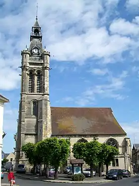 Vue de l'église Saint-Pierre-et-Paul depuis le sud. Le clocher date de 1885.