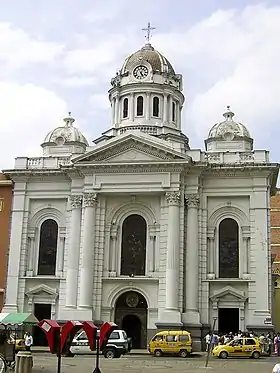 Photo de la façade de la cathédrale