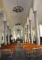 Vaste nef de l'église supportée par huit colonnes de pierre bleue.
