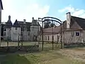 La cour d'honneur et la façade du château.