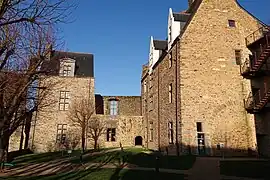 Les deux logis vus du sud.