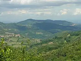 Vue au col de Buisson (920&nbsp;m) sur le village de Pailharès