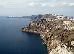 Vue de Oia (au fond à gauche) et Fira (à droite).