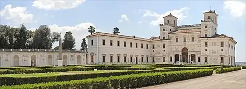 Façade Renaissance cotés jardin, galerie et ateliers du bosco à gauche.