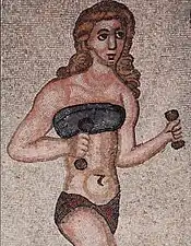 Jeune femme aux haltères