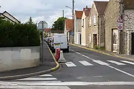 Même rue que l'image précédente à la fin du XXe&nbsp;siècle ; pas de changement dans les bâtiments ; la rue a été goudronnée.