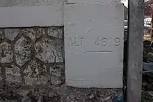 Une inscription au bas d'un mur d'un bâtiment indiquant l'altitude de 46,9&nbsp;m