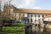 Vue d'un vieux bâtiment désaffecté.