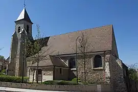 Vue de la nef et du clocher d'une église.