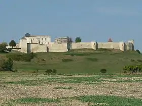 Château de Villebois-Lavalette et les remparts vus du sud-est (Charente).