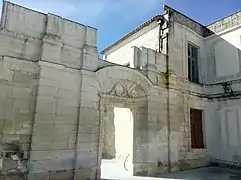 Porte du pavillon du dôme (XVIIe&nbsp;siècle).