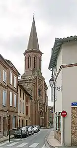 La façade et le clocher.