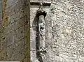 Statue de la Vierge à l'Enfant, à l'extérieur.