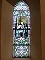 Vitrail à gauche du retable