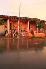 Pluie de février dans la rue principale