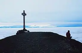 Croix celtique en bois devant la banquise.