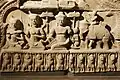Indra rendant visite au Bouddha dans la grotte d'Indrasaila. Cambodge, Preah Khan, style du Bayon, fin XIIe, début XIIIe&nbsp;siècles, grès. Musée Guimet, Paris