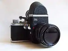 Visoflex II sur un Leica IIIf avec un objectif de 65&nbsp;mm f/3.5 Elmar.